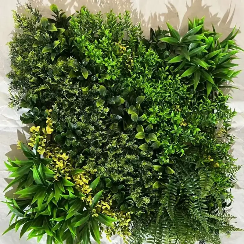 சுவரில் செயற்கை புல்