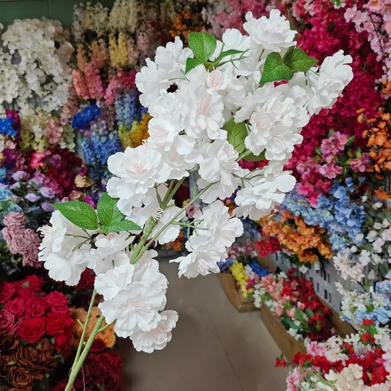 வெள்ளை செர்ரி மலரும் செயற்கை பூக்கள்